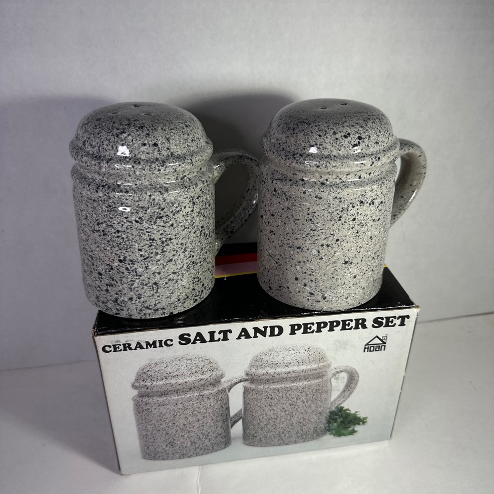 HOAN CERAMIC SPONGE WARE SALT & PEPPER SET MADE IN TAIWAN
